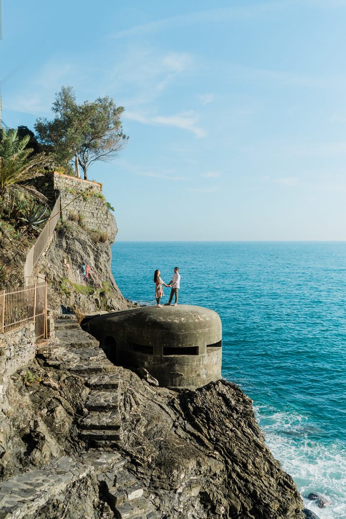 Coppia su piattaforma a picco sul mare cinque terre