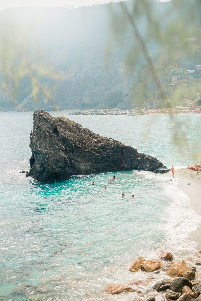 Foto paesaggio marino con scoglio cinque terre