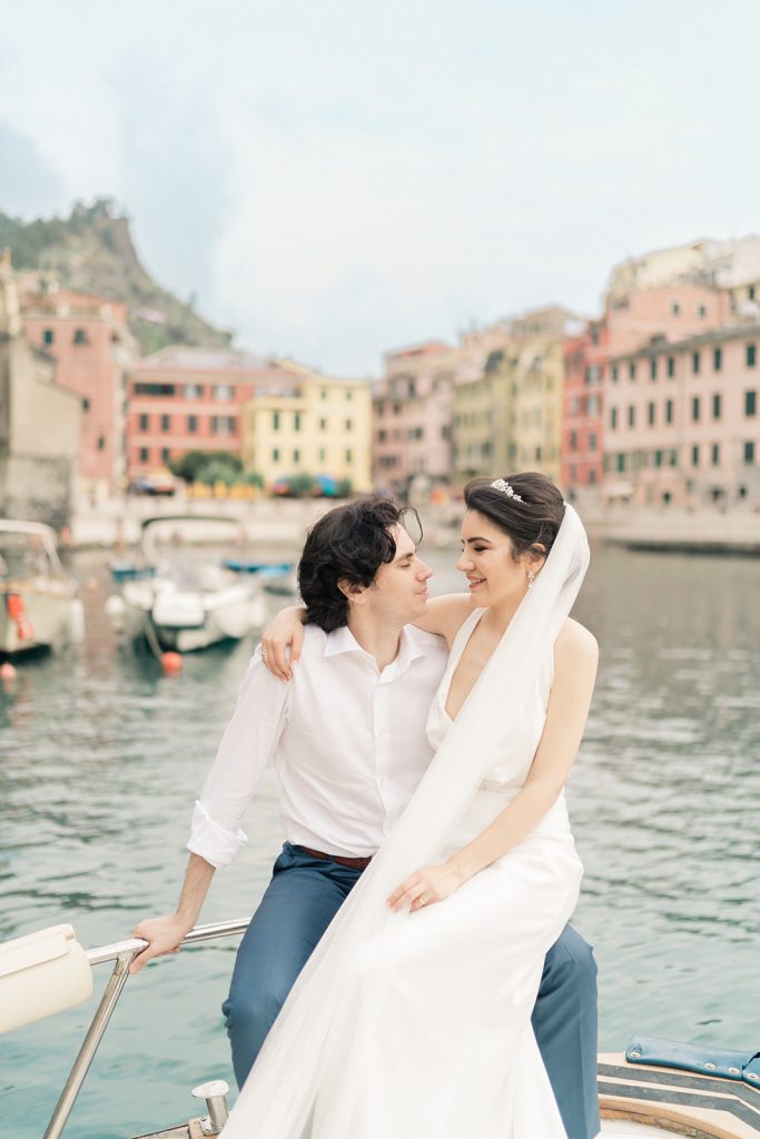 Foto sposi in barca alle cinque terre