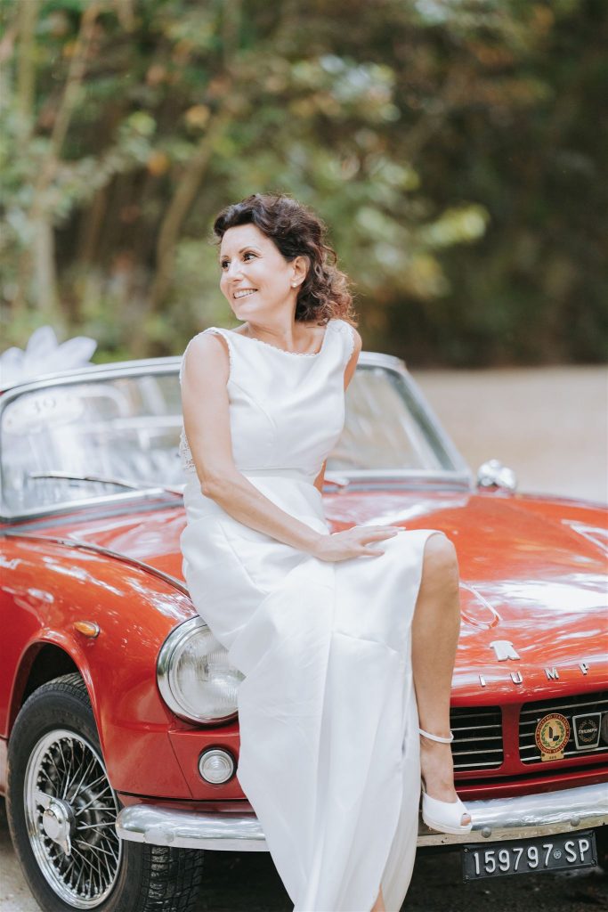 Sposa in posa su auto d'epoca a Villa Orlando